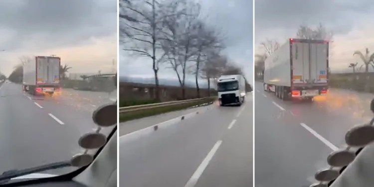 Bursa’da direği deviren TIR olay yerinden kaçtı