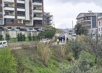 Mudanya’da yağmur sonrası site önündeki yol çöktü
