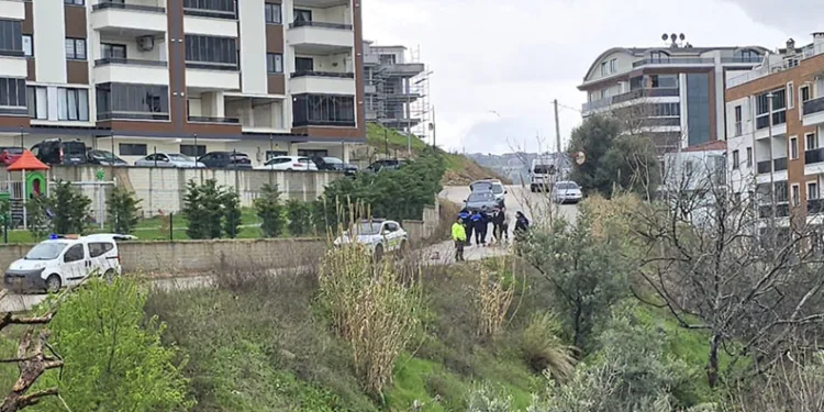 Mudanya’da yağmur sonrası site önündeki yol çöktü