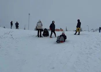 Uludağ’a kar yağdı, günübirlikçiler zirveye akın etti