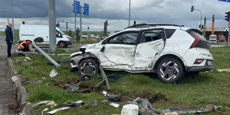 Diyarbakır’da okul servisi kaza yaptı: 13’ü öğrenci 15 yaralı