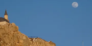 Van Kalesi’nde gökyüzü şöleni: Şişkin ay tarihle buluştu