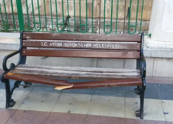 Banklar ve sokaklar duyarsız vatandaşların hedefi oldu