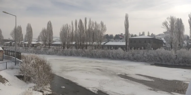 Ardahan’da kar yerini soğuk havaya bıraktı