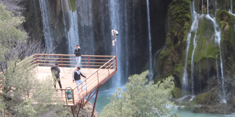Mersin’in saklı cenneti Yerköprü Şelalesi ziyaretçileri hayran bırakıyor