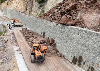Artvin’de heyelan anı cep telefonuyla görüntülendi