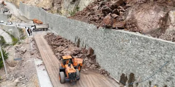Artvin’de heyelan anı cep telefonuyla görüntülendi