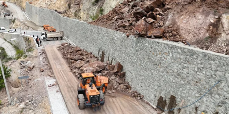 Artvin’de heyelan anı cep telefonuyla görüntülendi