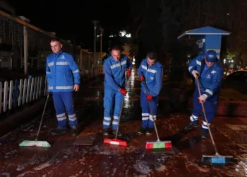 Büyükşehir ekipleri gece boyunca temizlik çalışması gerçekleştirdi