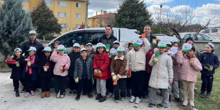 Gediz’de minik eller geleceğe nefes oluyor