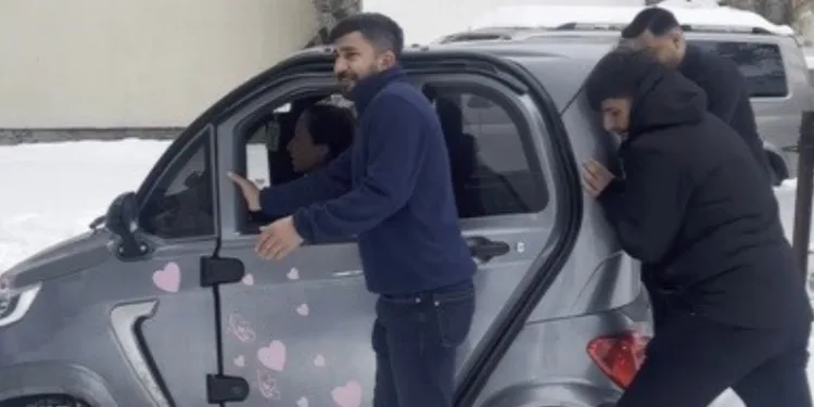 Kars’ta küçük otomobil kara saplandı: Vatandaşlar ite kaka kurtardı, o anlar viral oldu