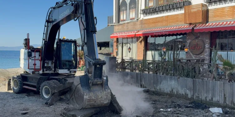 Kumbahçe sahilinde işgalden temizleniyor