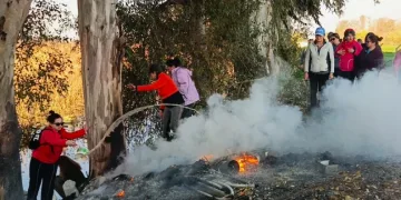 Doğaseverler kanal kenarında çıkan yangını söndürdü