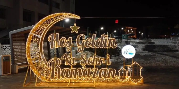 Van’da Ramazan ışıltısı: Kent meydanları görsel şölene dönüştü