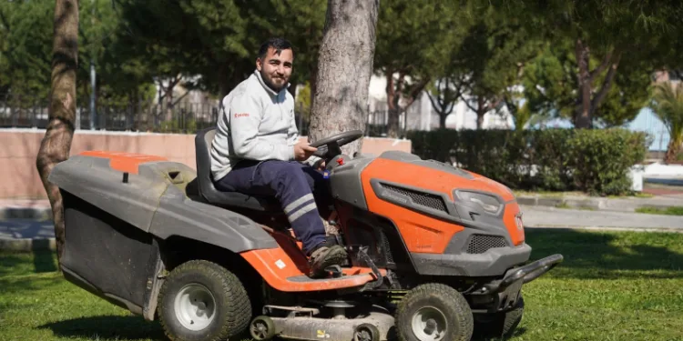 Yunusemre’den parklara bahar temizliği