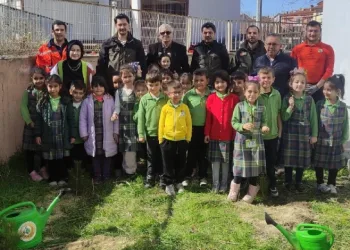 Çavdarhisar’da minikler okul bahçesine fidan dikti