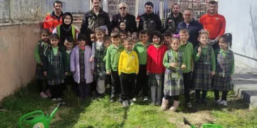 Çavdarhisar’da minikler okul bahçesine fidan dikti
