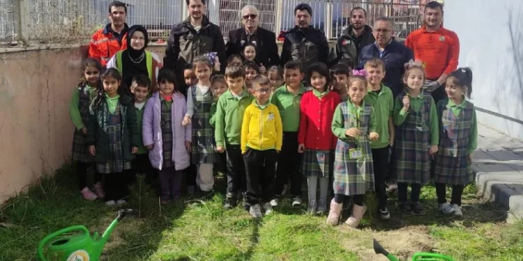 Çavdarhisar’da minikler okul bahçesine fidan dikti