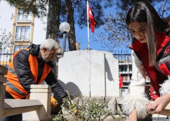 Elazığ’da bayram öncesi, şehitlikler temizlendi