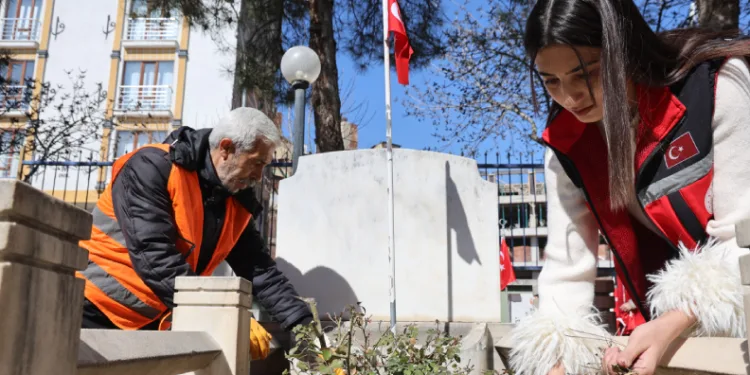 Elazığ’da bayram öncesi, şehitlikler temizlendi