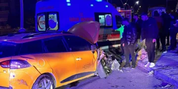 Elazığ’da hafif ticari araçla taksi çarpıştı: 4 yaralı