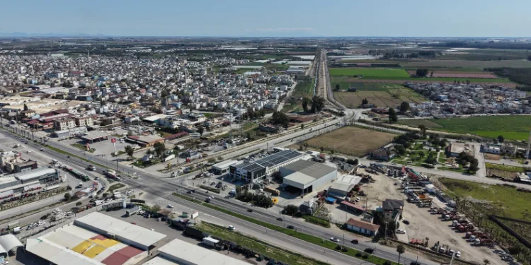 Tarsus’ta çiftçileri sevindiren yol çalışması