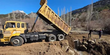 Yağışlar sonrası kapanan yol yeniden ulaşıma açıldı