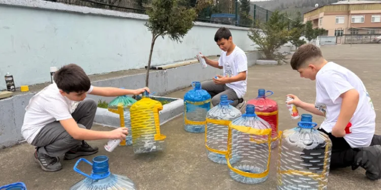 Yemek artıkları sokak hayvanları için mamaya dönüşüyor