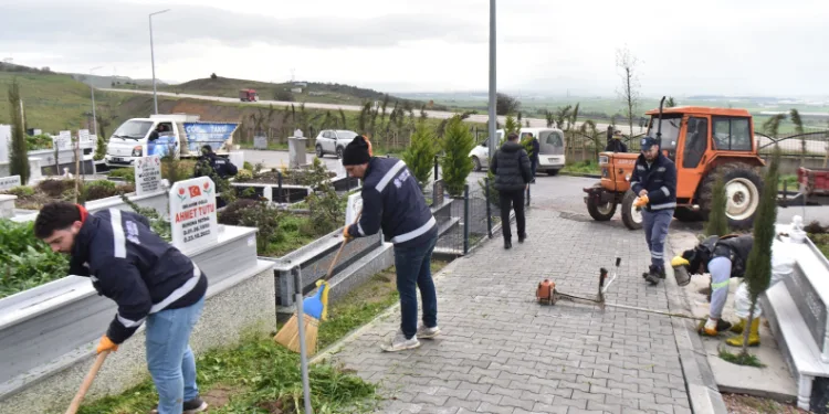 Altıeylül’de bayram öncesi mezarlıklarda yoğun mesai