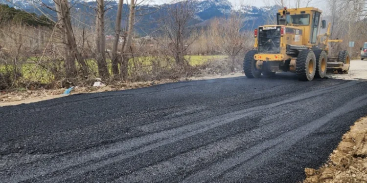 Andırın’da yoğun yağışlar nedeniyle bozulan yola sıcak asfaltla tamir