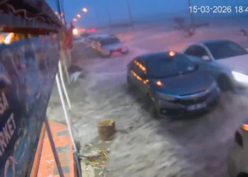Hatay’da kuvvetli fırtınayla deniz taştı, iş yerleri zarar gördü… O anlar kamerada
