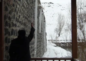 Kars eksi 15’i gördü: Çatılarda 3 metrelik buz sarkıtları oluştu