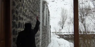 Kars eksi 15’i gördü: Çatılarda 3 metrelik buz sarkıtları oluştu