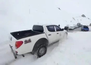 Trabzon-Bayburt karayolundaki çığa ilk müdahale off-road araçlarıyla yapıldı
