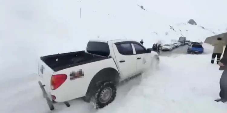 Trabzon-Bayburt karayolundaki çığa ilk müdahale off-road araçlarıyla yapıldı