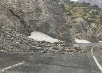 Şırnak-Beytüşşebap yolundaki heyelan nedeniyle trafik akışı durdu