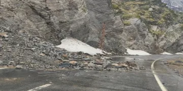 Şırnak-Beytüşşebap yolundaki heyelan nedeniyle trafik akışı durdu