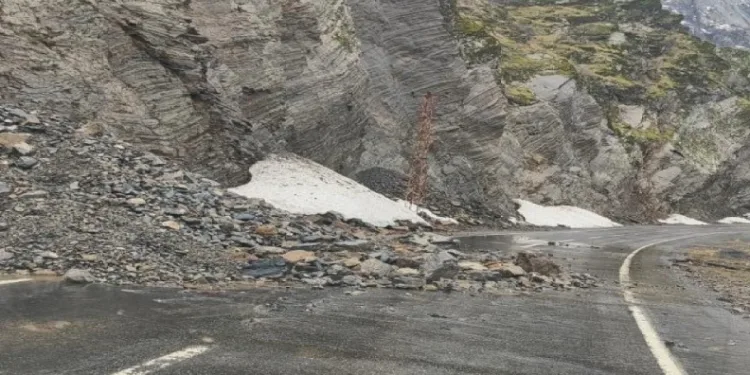 Şırnak-Beytüşşebap yolundaki heyelan nedeniyle trafik akışı durdu