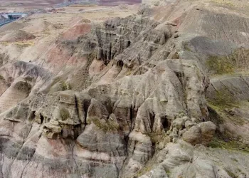Yozgat’ta yağmur, kar ve rüzgarın şekillendirdiği tepe dron kamerasıyla görüntülendi