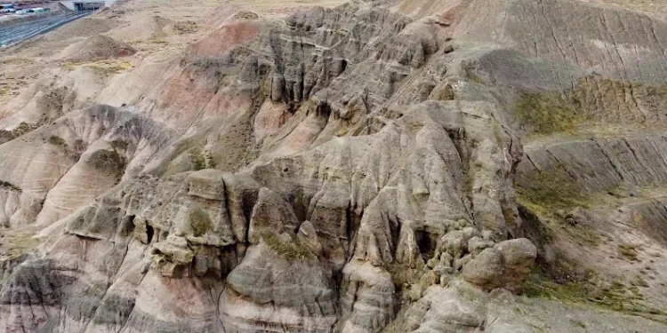 Yozgat’ta yağmur, kar ve rüzgarın şekillendirdiği tepe dron kamerasıyla görüntülendi