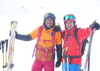 Ağrı Dağı’ndan kayan kayakseverler, Ağrı Dağı’nın Iğdır tarafına kayak merkezi yapılması çağrısında bulundu