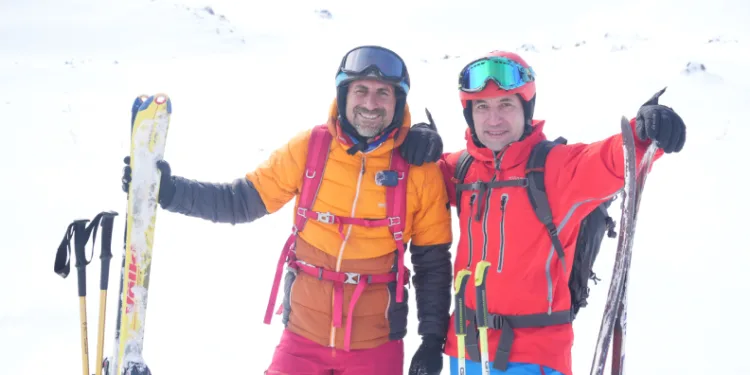 Ağrı Dağı’ndan kayan kayakseverler, Ağrı Dağı’nın Iğdır tarafına kayak merkezi yapılması çağrısında bulundu