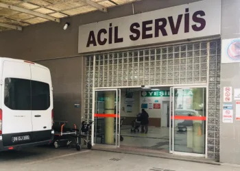 Elleri kelepçeli halde hastaneden kaçan şahıs güvenlik güçlerini alarma geçirdi