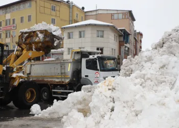 Hakkari’de karla mücadele çalışmaları aralıksız sürüyor