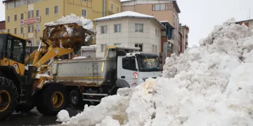 Hakkari’de karla mücadele çalışmaları aralıksız sürüyor