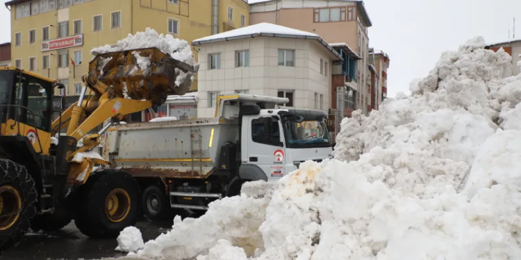 Hakkari’de karla mücadele çalışmaları aralıksız sürüyor