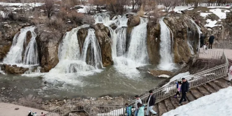 Muradiye Şelalesi her mevsim ayrı bir güzel