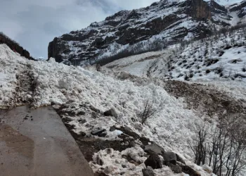Şırnak’ta 30 yılın en büyük çığı: Köy yolları kapandı