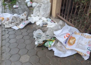 Kaldırımları çöplük gibi kullanıyorlar