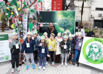Topladıkları çöplerden atık ağacı yaptılar